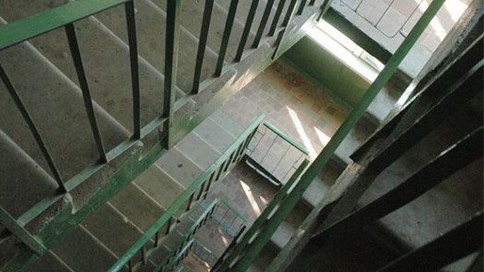 В Орске двух наркоманов задержали на лестничной площадке